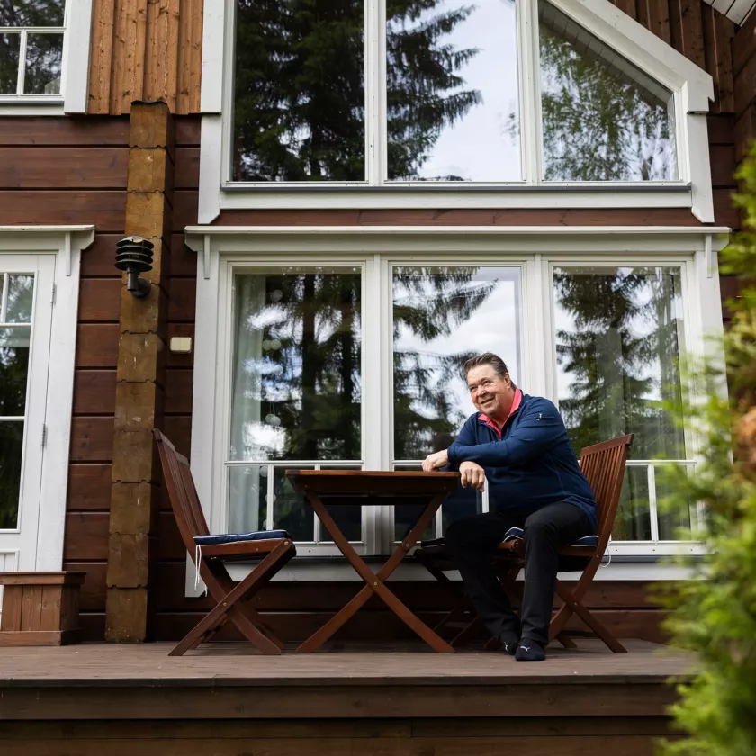 Markku istuu mökkinsä terassilla Tahkolla, Kuopiossa.