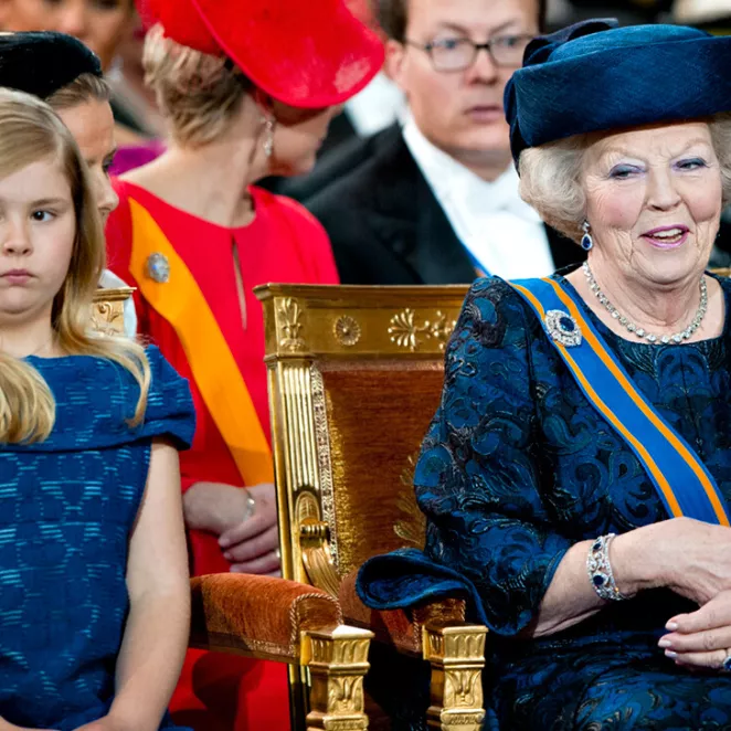 Hollannin tuleva ja väistyvä kuningatar huhtikuussa 2013. Kruununprinsessa Amalia oli yhdeksän, kun hänen isästään tuli kuningas isoäidin, kuningatar Beatrixin luovuttua vallasta.