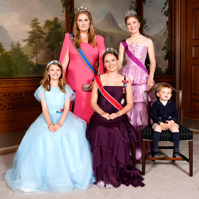 Euroopan tulevat kruunupäät asettuivat kuvattaviksi Norjan Ingrid Alexandran 18-vuotisjuhlissa toissa kesänä. Fuksiaan pukeutuneen Amalian vieressä Belgian kruununprinsessa Elisabeth, istumassa Ruotsin Estelle, päivänsankari sekä Luxemburgin pikkuinen prinssi Charles.
