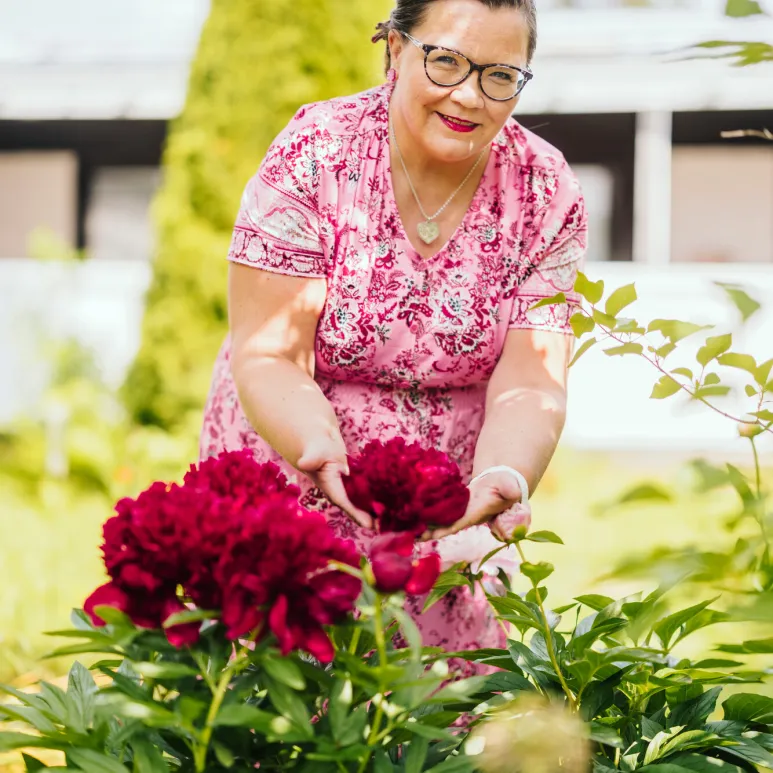 Keuhkoahtaumatauti nuorella. Päivi Kuoppamäki esittelee kotipihallaan kukkivia pioneja.