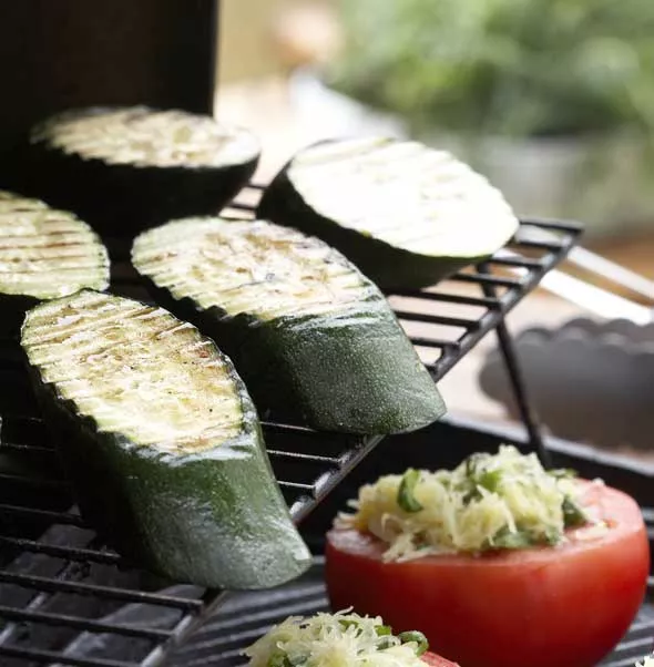 Leikkaa kesäkurpitsoista paksuja viipaleita – siten grillattu kesäkurpitsa on parhaimmilaan!