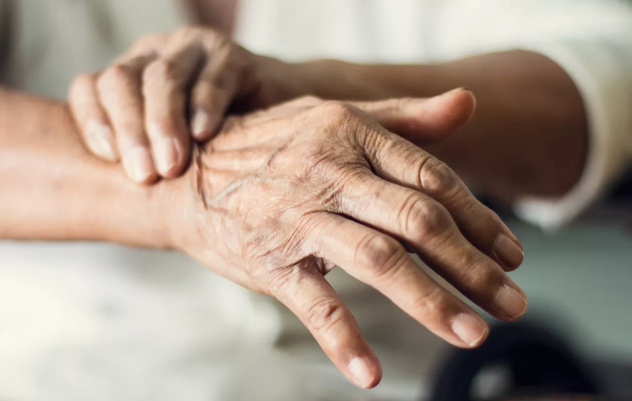Parkinsonin taudin ensioireet – 10 varoitusmerkkiä, jotka voivat kertoa sairaudesta
