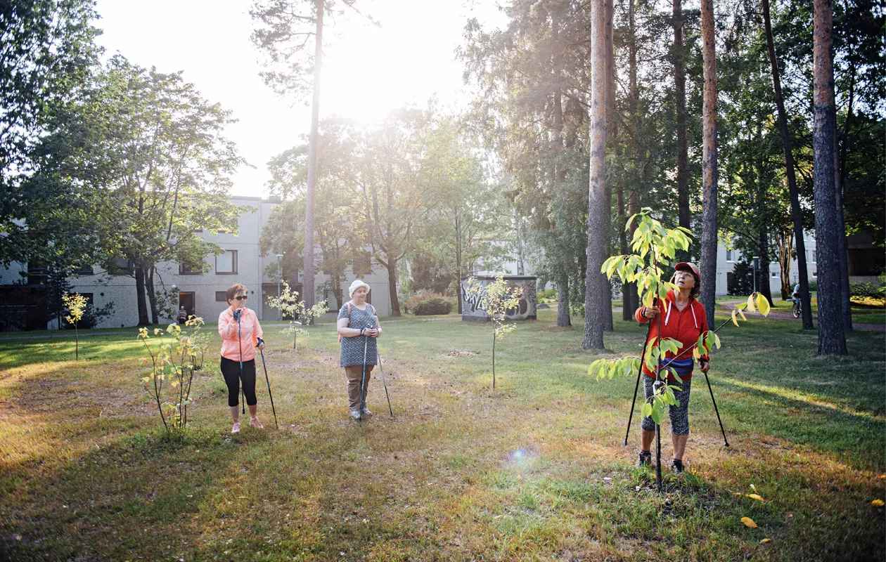 Pirkko (vas.), Virpi ja Arja ihastelevat Nuottapuistossa asukkaiden yhdessä istuttamaa puutarhaa.
