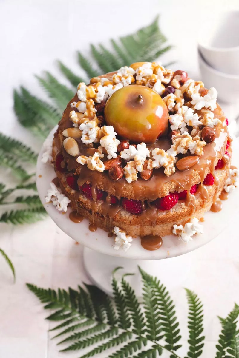 gluteeniton kakkupohja , josta tehty vegaaninen täytekakku omena-kinuskitäytteellä