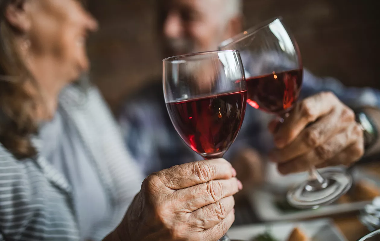 Seniorit juovat samoista syistä kuin muutkin.