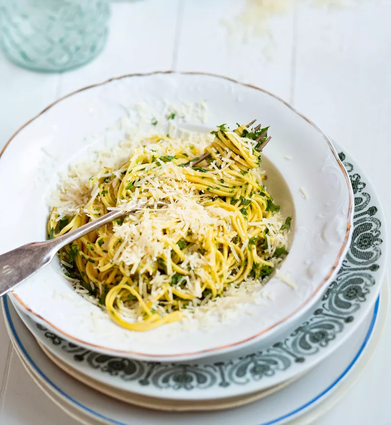 Valkosipuli-parmesaanispagetti | Reseptit 
