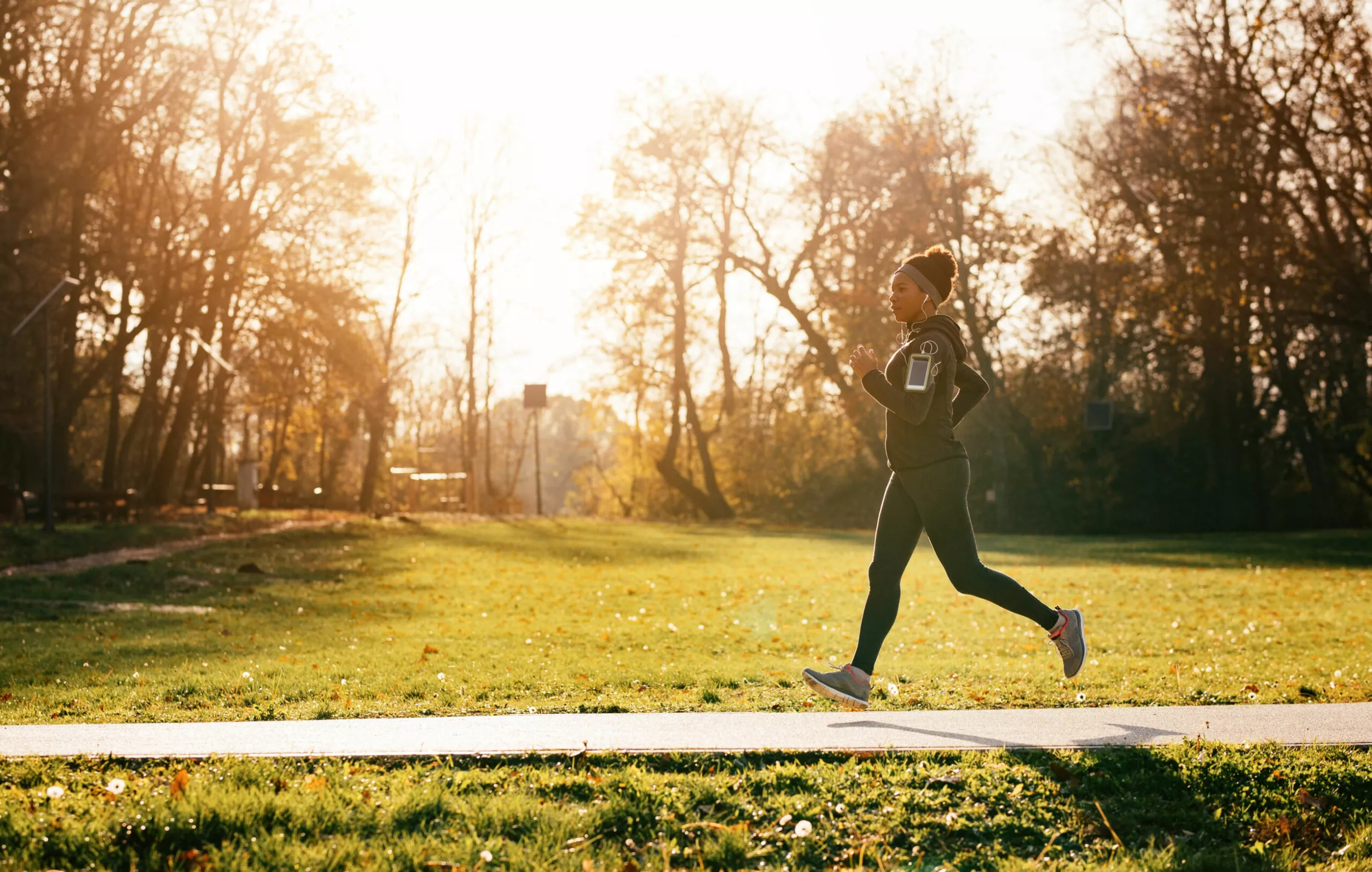 Juoksuohjelma puolimaraton – nainen juoksee mukavissa maisemissa