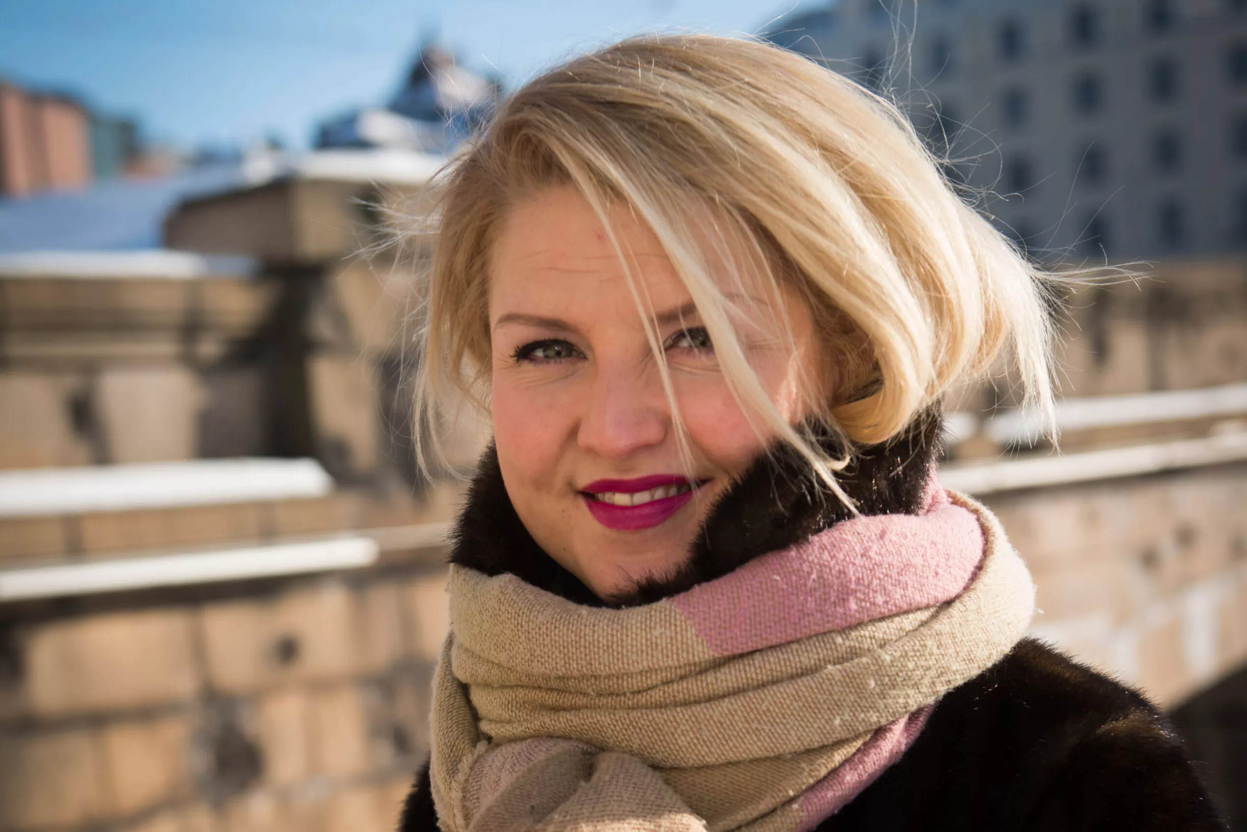 Helmi-Leena Nummela katsoo kameraan hymyillen Hakaniemessä.