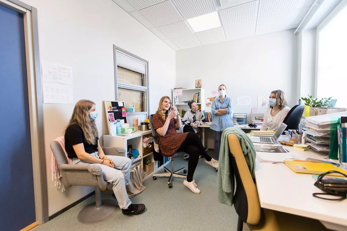 Resurssiopettaja Silja Hyrkkänen sekä äidinkielen opettajat Marita Ryhänen, Eeva Kaskinen, Janika Johansson ja Heidi Selenius istuvat välitunnilla opettajainhuoneessa. 