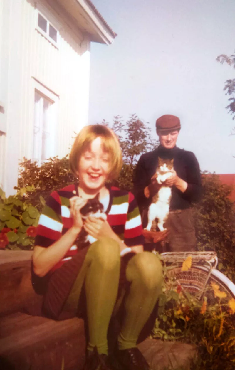 Olga Ketonen lapsena, pitelee sylissään kissanpentua.