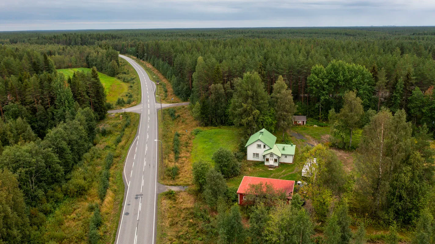 Dronella otettu kuva Mikko Alatalon lapsuudenkodista. 