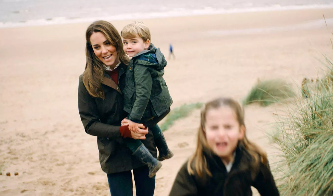 Catherinelle kaiken keskiössä ovat lapset. Herttuapari julkaisi 10-vuotishääpäivänsä kunniaksi perheen Anmer Hall -maaseutukartanossa kuvatun videon, jossa nähdään myös prinssit George ja Louis sekä prinsessa Charlotte. 