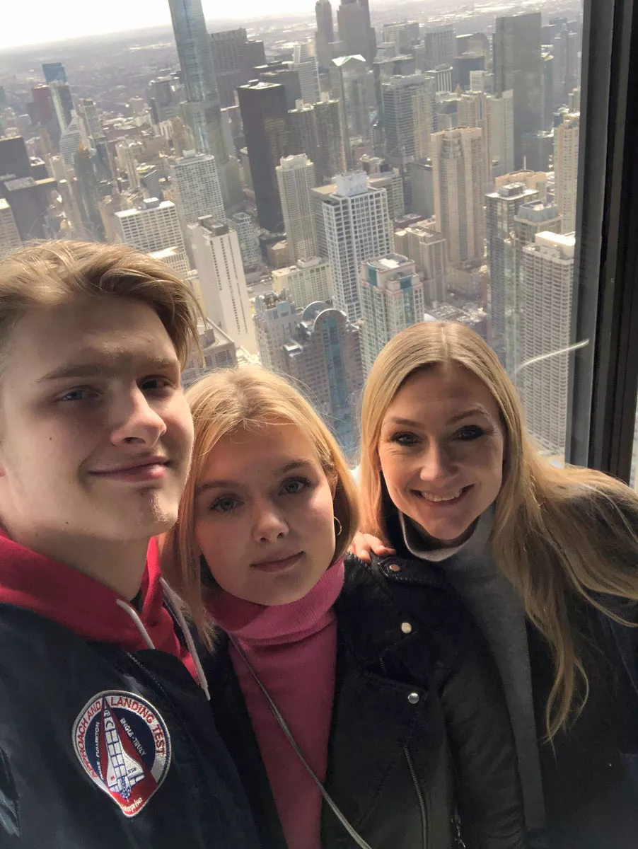 Teresa Välimäki Chicagossa lastensa Vilman ja Akun kanssa vuonna 2019.