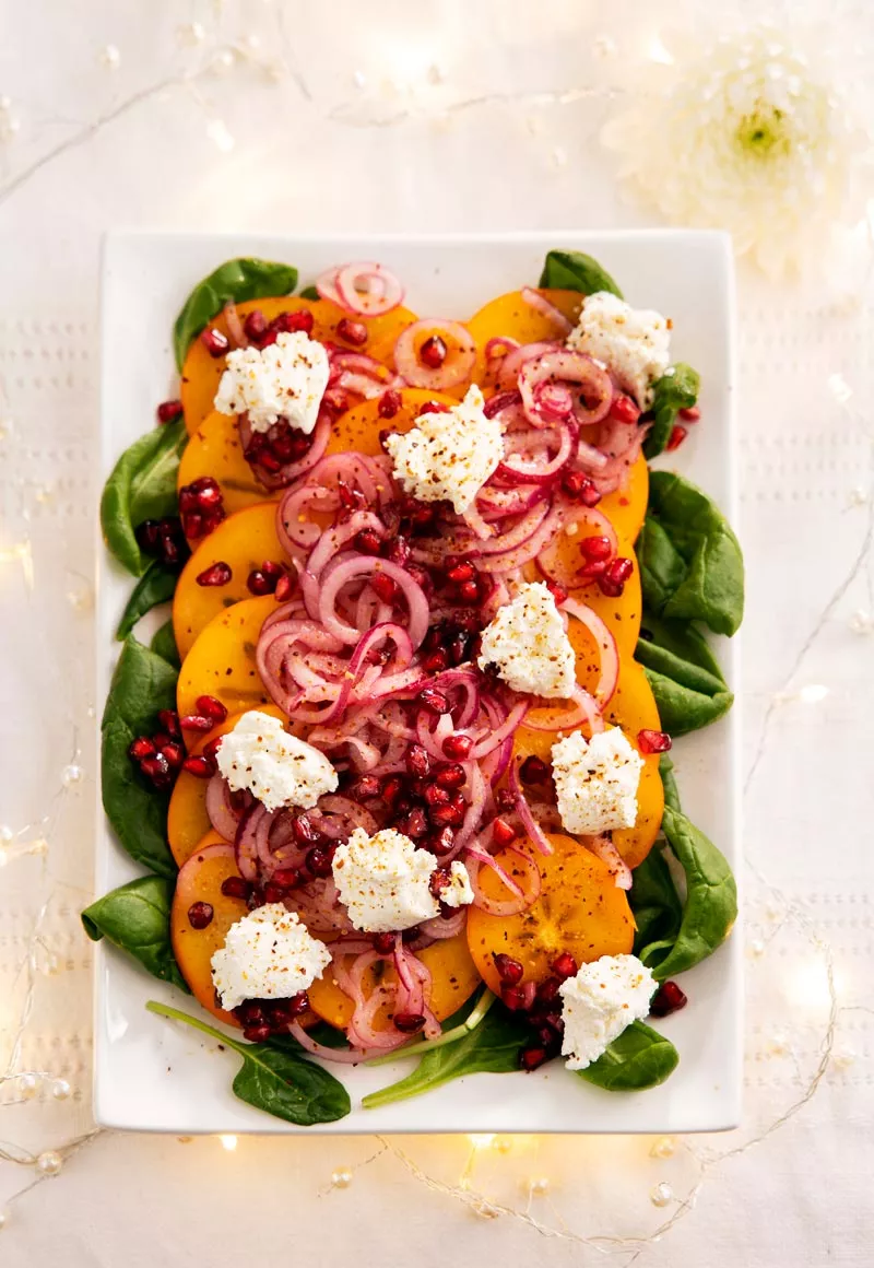 salaatti joulupöytään: persimoni-punasipulisalaatti