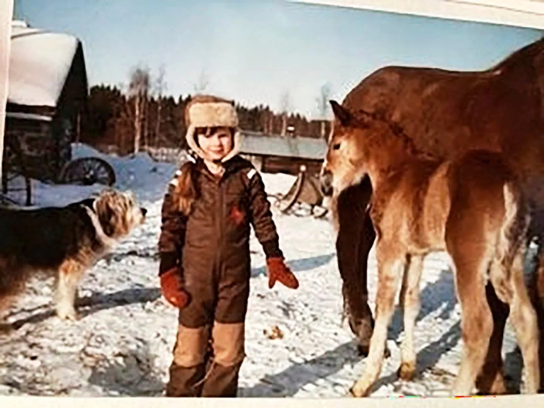 Olga Temonen kotipihassaan Nurmeksessa Osku-koiran ja Lovi-varsan kanssa vuonna 1983.