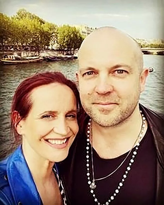 Maija Vilkkumaa ja hänen miehensä Mikko Kosonen Pariisissa.