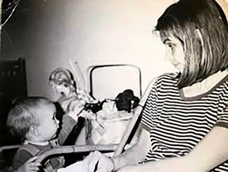 Maija Vilkkumaa vauvana oman äitinsä kanssa.