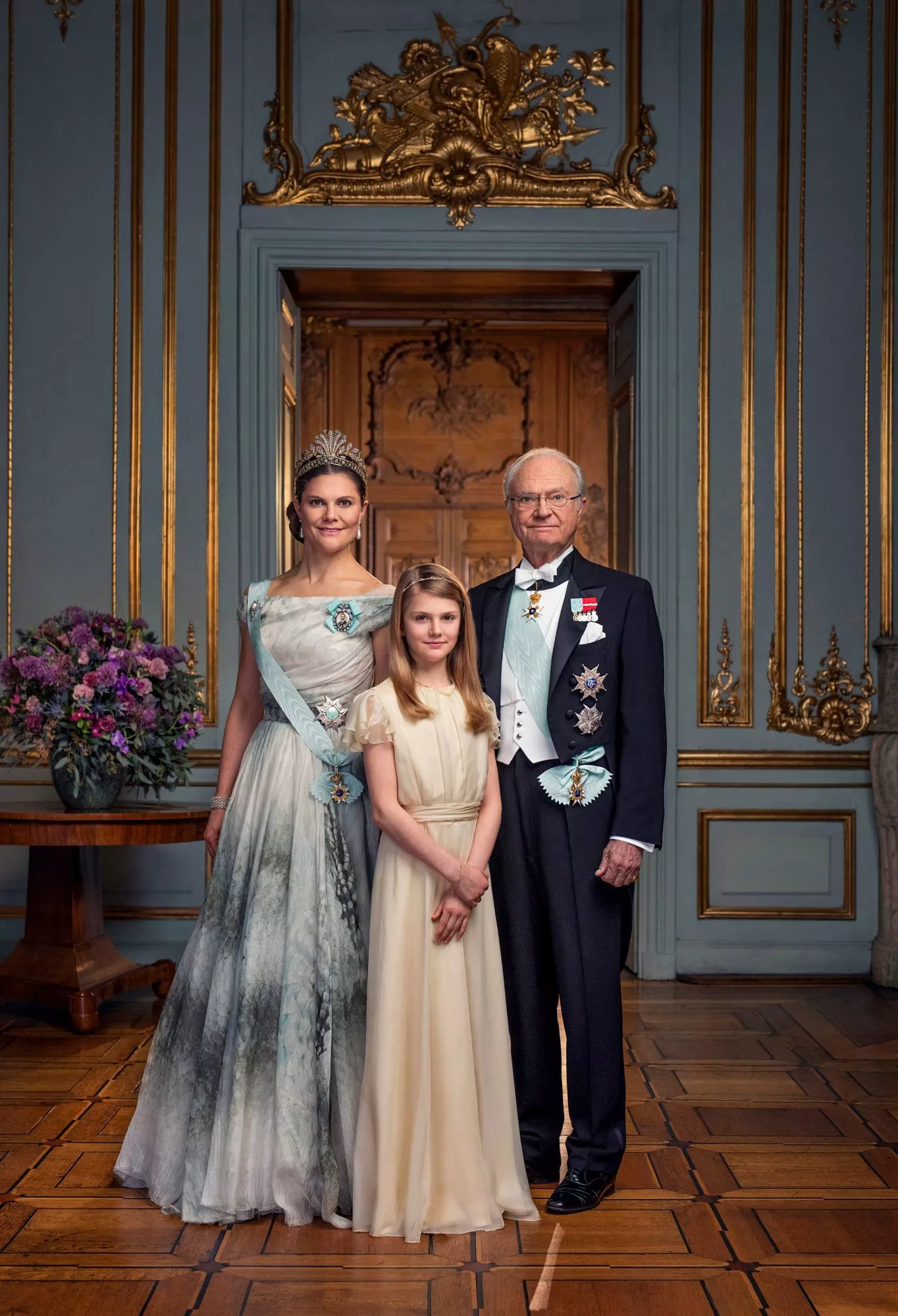 Ruotsin nykyinen ja kaksi seuraavaa hallitsijaa. Keväällä otetussa valokuvassa prinsessa Estelle esiintyy ensimmäistä kertaa pitkässä puvussa. 