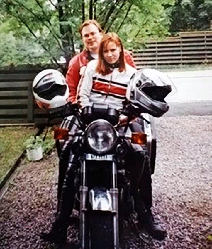 Tuore kihlapari ikuistettiin moottoripyörän selässä 1992. 