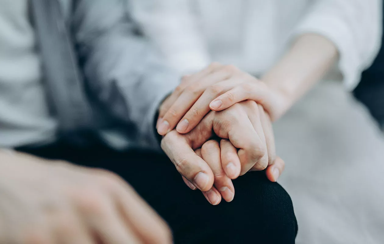 Uusi leskeneläke: nainen ja mies pitävät toisiaan kädestä