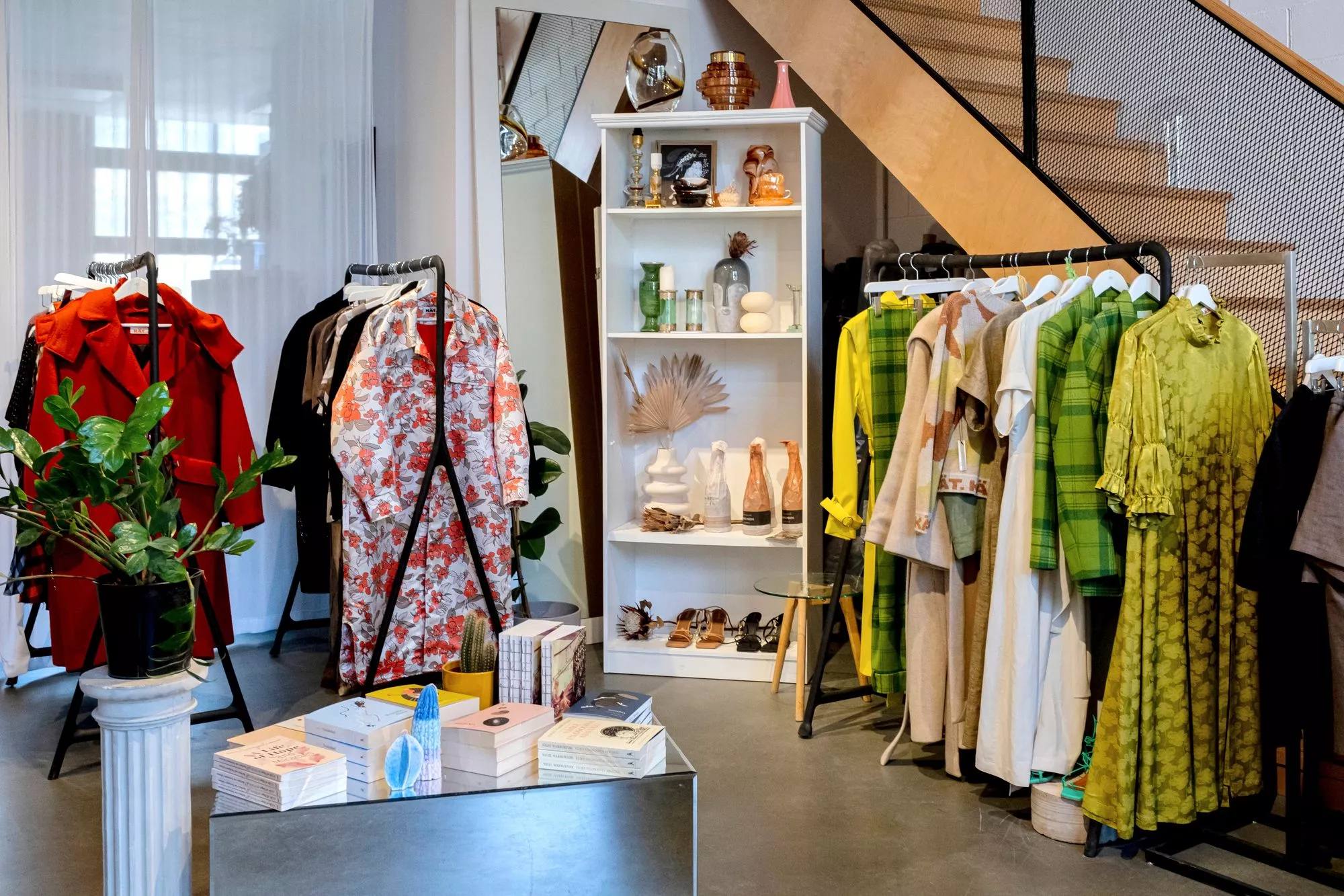 Tallinna ja ostokset: KÄT Creative Studiossa Koplissa myydään nuorten tallinnalaissuunnittelijoiden vaatteita ja tyyliin sopivia pieniä sisustusesineitä ja kirjoja.