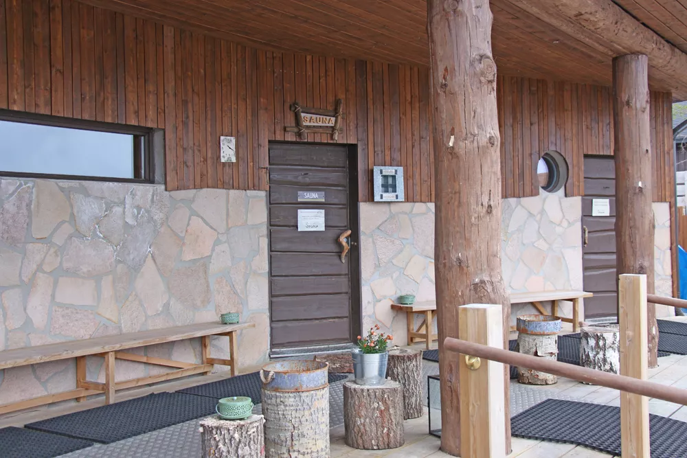 Tykkimäen sauna - yksityinen lauttasauna polttariporukalle - Glitz & Glam