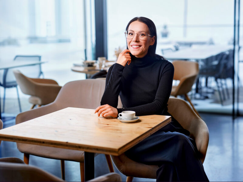Muotisuunnittelija Anne-Mari Pahkala rakastaa glamouria – omassa pukeutumisessaan hän vannoo minimalismin nimeen