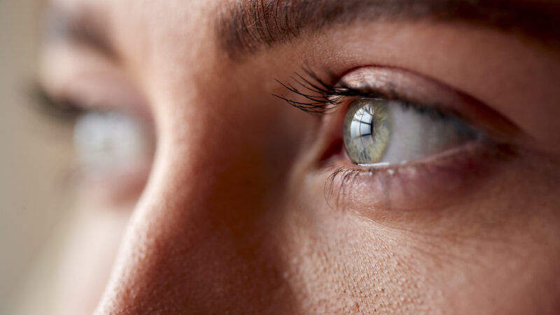 Kosmetiikassa voi piillä ikävä riski silmille – etenkin yksi kauneusvillitys tuo silmälääkärille asiakkaita