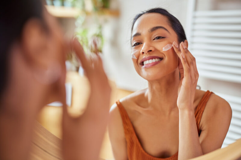 7 asiaa, joita kosmetologi ei tekisi kasvoilleen – eikä suosittele muillekaan