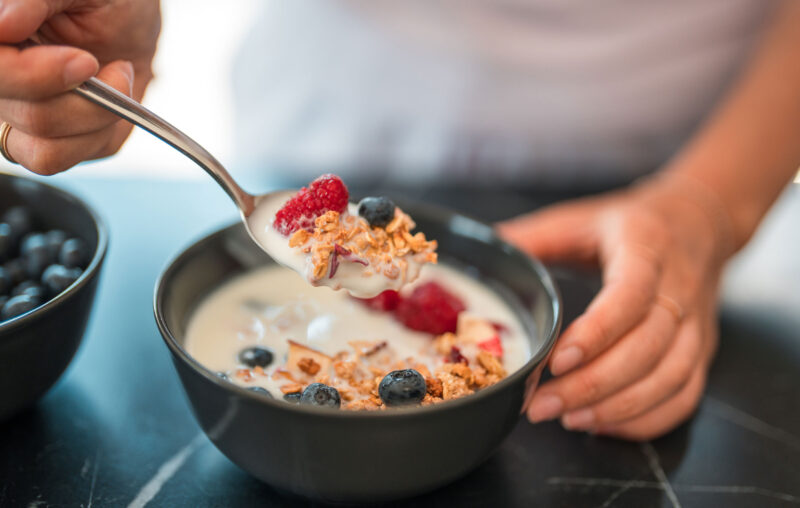 Myydyimmät jogurtit ravitsemusterapeutin vertailussa – kaksi suomalaisten suosikkia sopii lähinnä herkkuhetkiin