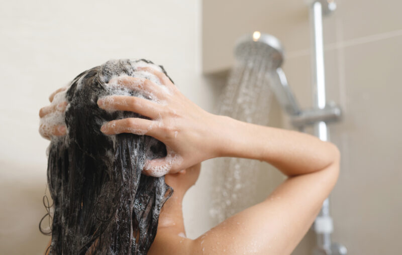 Upeiden hiusten salaisuus piilee pesurytmissä – pelkkä sampoopesu ei usein riitä