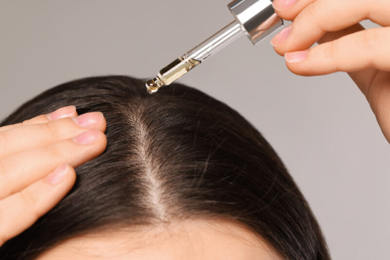 Trendikäs rosmariiniöljy lupaa edistää hiusten kasvua – asiantuntija kertoo, miten vältät mokat öljyn käytössä