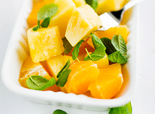 Ananasta ja appelsiinia tuoreen mintun kanssa. Kuva: Ari Heinonen