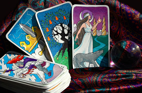 Tarotkortit: suuri arkana, kuu, elämänpuu ja miekkojen ässä