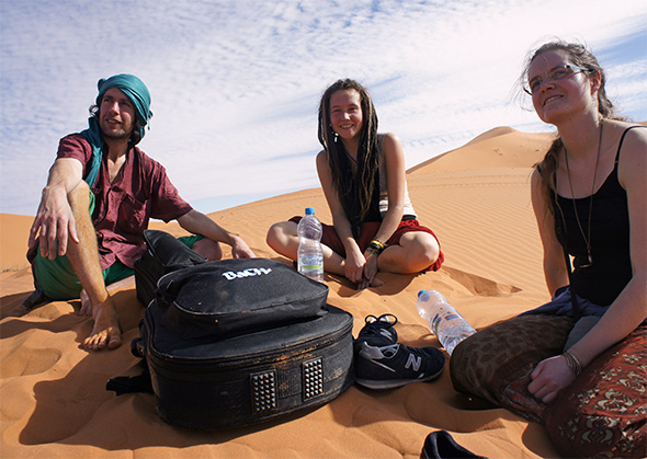 Retriitti Saharassa: Tom, Dina ja Charlotte