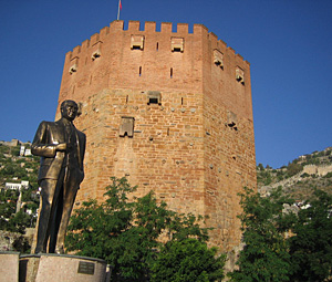 Punainen torni ja Atatürkin patsas