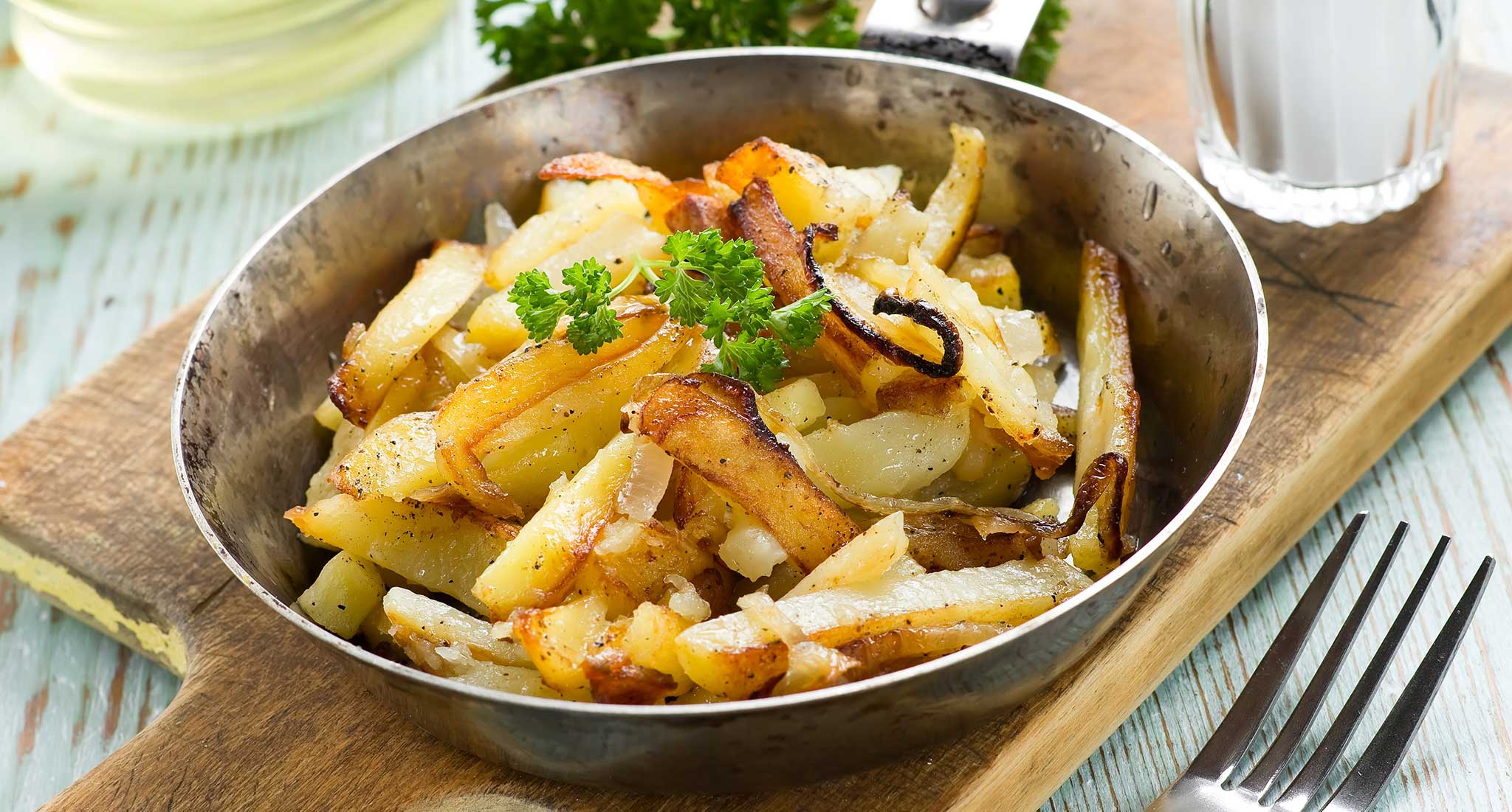 Картофель жареный с луком на сковороде