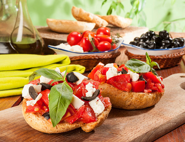Kreikkalaisen ruoan aineksia ovat mm. oliivit, kasvikset, vuohenmaidosta tehdyt juustot ja maalaisleipä 
