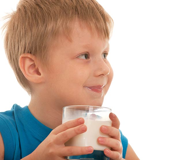 lapsi juo maitoa