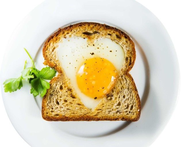Kananmunatoast, paahtoleipä ja paistettu kananmuna